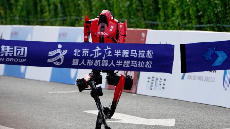 Humanoider Roboter Halbmarathon-Sieg in China: Menschen abgehängt